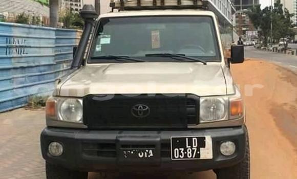 Comprar Usado Toyota Land Cruiser Bege Carro em Luanda em Luanda Province