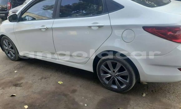 Buy Used Hyundai Accent White Car in Luanda in Luanda Province