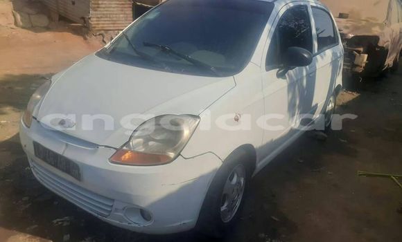 Buy Used Chevrolet spark White Car in Luanda in Luanda Province Buy Used Chevrolet spark White Car in Luanda in Luanda Province