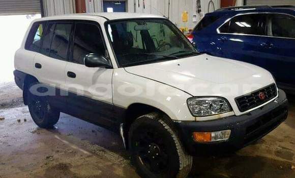Comprar Usado Toyota RAV4 Branco Carro em N'zeto em Zaire Comprar Usado Toyota RAV4 Branco Carro em N'zeto em Zaire