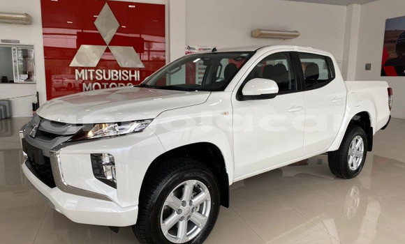 Comprar Usado Mitsubishi L200 Branco Carro em Luena em Moxico