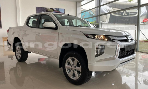 Comprar Usado Mitsubishi L200 Branco Carro em Luena em Moxico Comprar Usado Mitsubishi L200 Branco Carro em Luena em Moxico