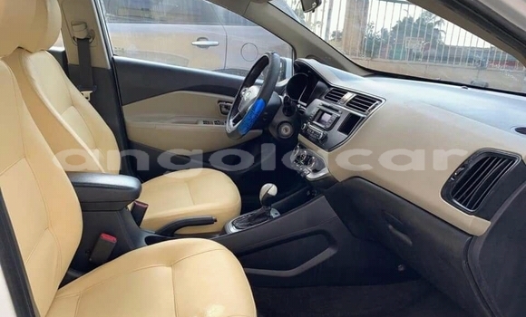 Acheter Neuf Voiture Kia rio Blanc à Luanda, Province de Luanda Acheter Neuf Voiture Kia rio Blanc à Luanda, Province de Luanda