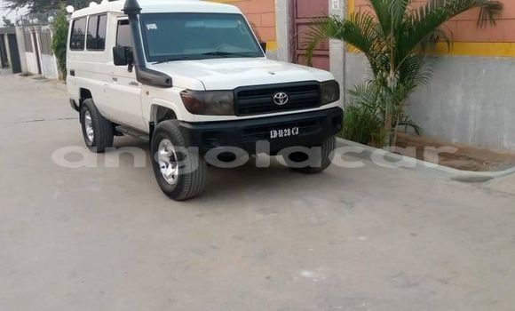 Buy Used Toyota Land Cruiser White Car in Luanda in Luanda Province