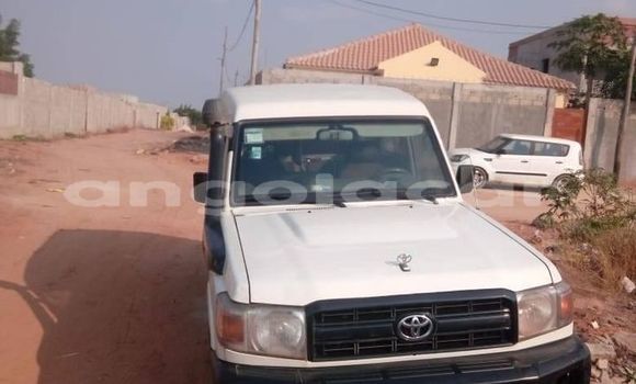 Acheter Occasion Voiture Toyota Land Cruiser Blanc à Luanda, Province de Luanda Acheter Occasion Voiture Toyota Land Cruiser Blanc à Luanda, Province de Luanda