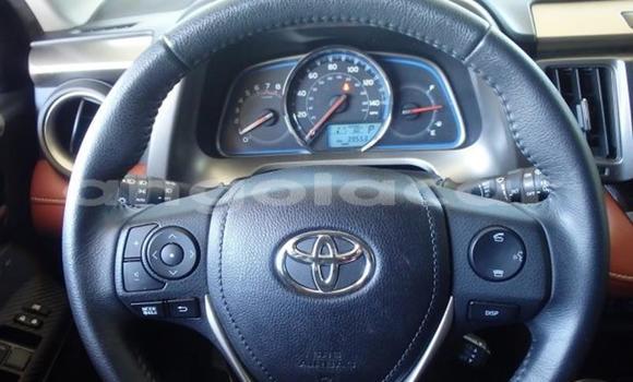 Comprar Usado Toyota RAV4 Vermelho Carro em Luanda em Luanda Province Comprar Usado Toyota RAV4 Vermelho Carro em Luanda em Luanda Province