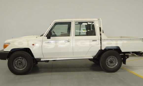 Buy Used Toyota Land Cruiser White Car in Luanda in Luanda Province Buy Used Toyota Land Cruiser White Car in Luanda in Luanda Province