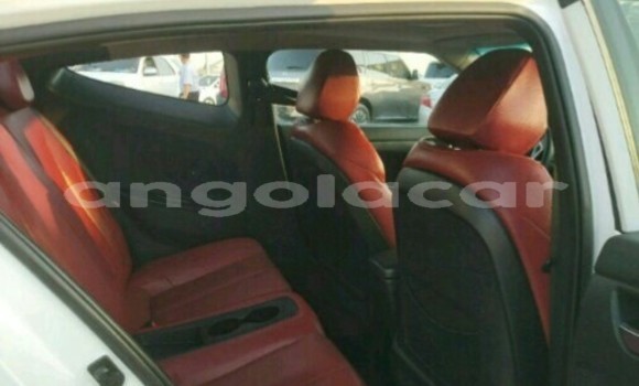 Buy Used Hyundai Veloster White Car in Luanda in Luanda Province Buy Used Hyundai Veloster White Car in Luanda in Luanda Province