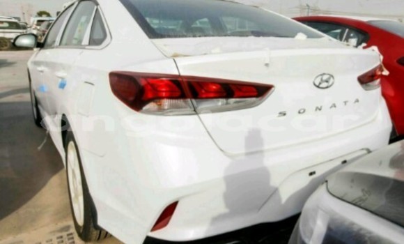 Buy New Hyundai Azera White Car in Luanda in Luanda Province Buy New Hyundai Azera White Car in Luanda in Luanda Province