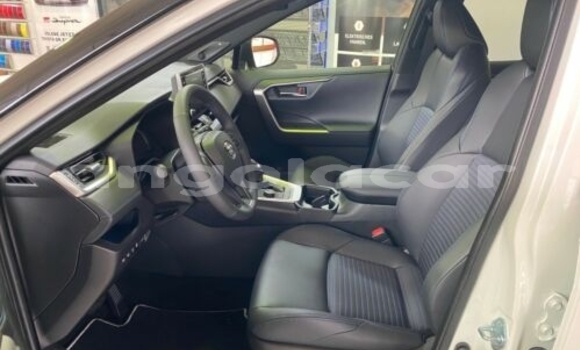 Buy Used Toyota RAV4 White Car in Luanda in Luanda Province Buy Used Toyota RAV4 White Car in Luanda in Luanda Province