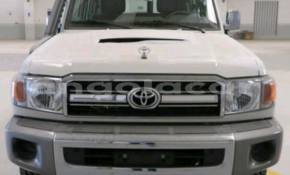 Buy Used Toyota Hilux White Car in Luanda in Luanda Province