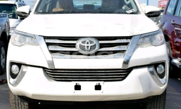 Buy Used Toyota Fortuner White Car in Luanda in Luanda Province