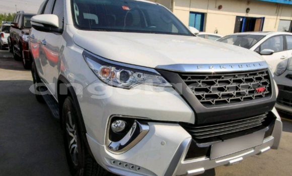 Comprar Usado Toyota Fortuner Bege Carro em Luanda em Luanda Province