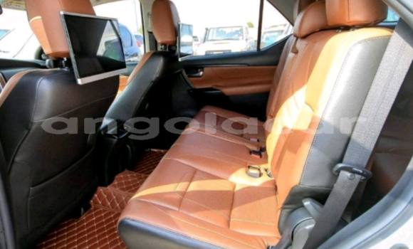 Acheter Occasion Voiture Toyota Fortuner Beige à Luanda, Province de Luanda Acheter Occasion Voiture Toyota Fortuner Beige à Luanda, Province de Luanda