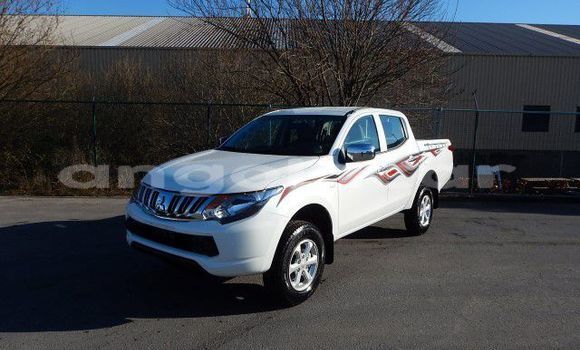 Buy Used Mitsubishi L200 White Car in Luena in Moxico