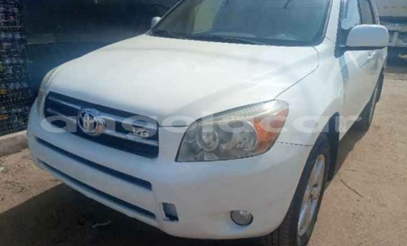 Comprar Usado Toyota RAV4 Branco Carro em Luena em Moxico Comprar Usado Toyota RAV4 Branco Carro em Luena em Moxico