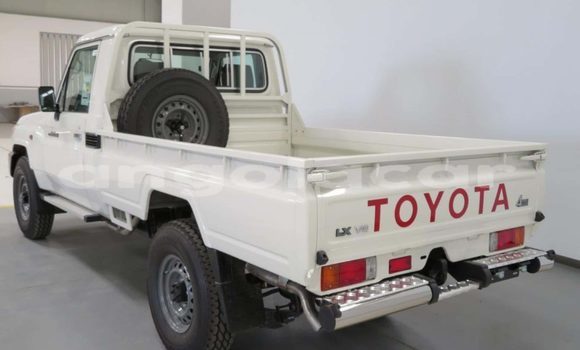 Buy Used Toyota Land Cruiser White Car in Luanda in Luanda Province Buy Used Toyota Land Cruiser White Car in Luanda in Luanda Province