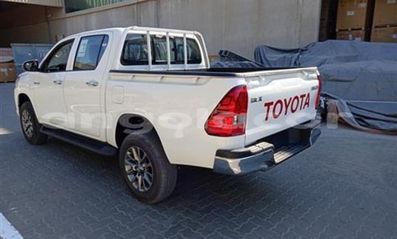 Comprar Novo Toyota Hilux Branco Carro em Luena em Moxico