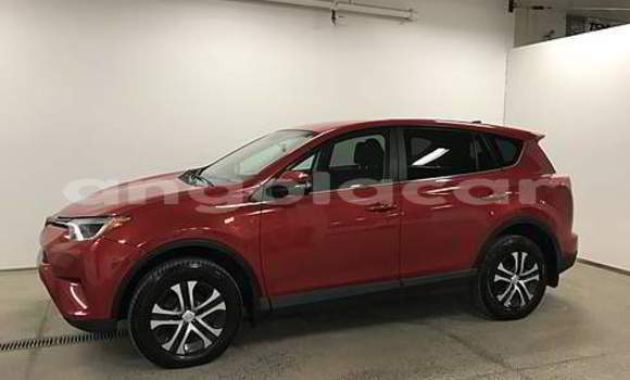 Comprar Usado Toyota RAV4 Vermelho Carro em Luena em Moxico Comprar Usado Toyota RAV4 Vermelho Carro em Luena em Moxico