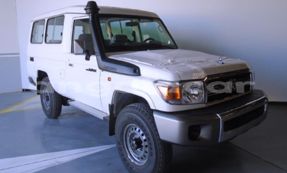 Buy Used Toyota Land Cruiser White Car in Luanda in Luanda Province Buy Used Toyota Land Cruiser White Car in Luanda in Luanda Province