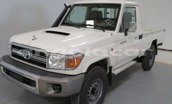 Buy Used Toyota Land Cruiser White Car in Luanda in Luanda Province Buy Used Toyota Land Cruiser White Car in Luanda in Luanda Province
