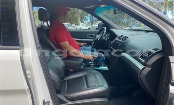 Buy Used Ford Explorer White Car in Luena in Moxico Buy Used Ford Explorer White Car in Luena in Moxico