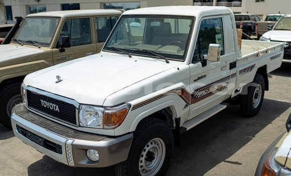 Buy New Toyota Land Cruiser White Car in Luanda in Luanda Province