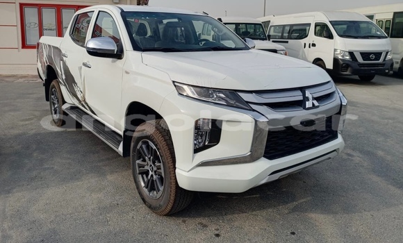 Buy Used Mitsubishi L200 White Car in Benguela in Benguela Buy Used Mitsubishi L200 White Car in Benguela in Benguela