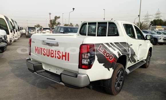 Buy Used Mitsubishi L200 White Car in Benguela in Benguela Buy Used Mitsubishi L200 White Car in Benguela in Benguela