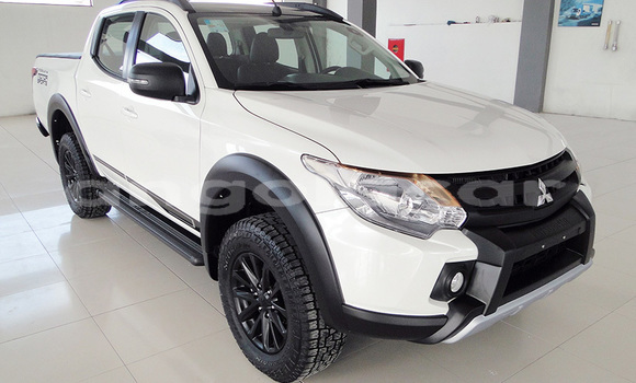 Buy Used Mitsubishi L200 White Car in Luanda in Luanda Province