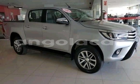 Comprar Usado Toyota Hilux Prata Carro em Huambo em Huambo