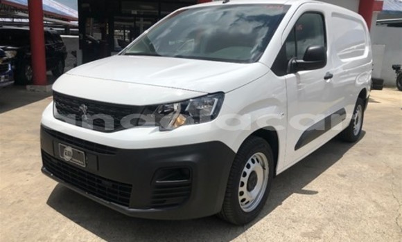 Buy Used Peugeot Partner White Car in Lubango in Huila Province