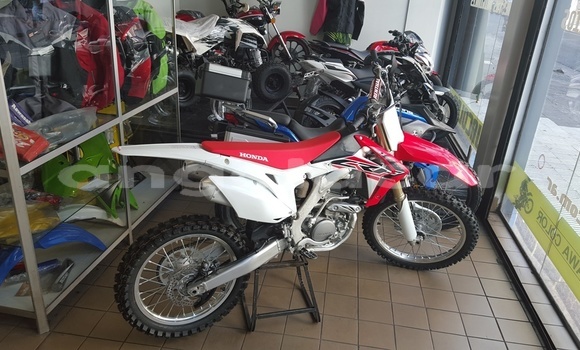 Acheter Occasion Moto Honda CRF250X Blanc à Luanda, Province de Luanda Acheter Occasion Moto Honda CRF250X Blanc à Luanda, Province de Luanda