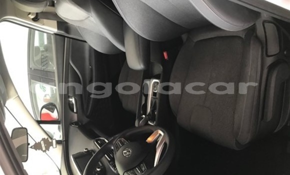 Buy Used Hyundai Santa Fe White Car in Luanda in Luanda Province Buy Used Hyundai Santa Fe White Car in Luanda in Luanda Province