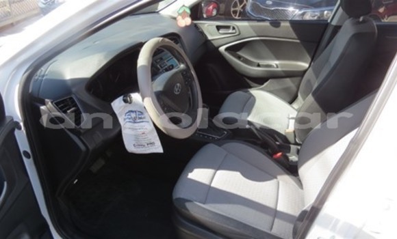 Comprar Usado Hyundai i20 Branco Carro em N’dalatando em Cuanza Norte Province Comprar Usado Hyundai i20 Branco Carro em N’dalatando em Cuanza Norte Province