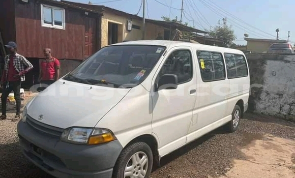 Buy Used Toyota Commuter White Car in Luanda in Luanda Province