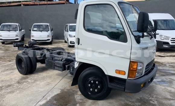 Buy New Hyundai H200 White Car in Luena in Moxico Buy New Hyundai H200 White Car in Luena in Moxico