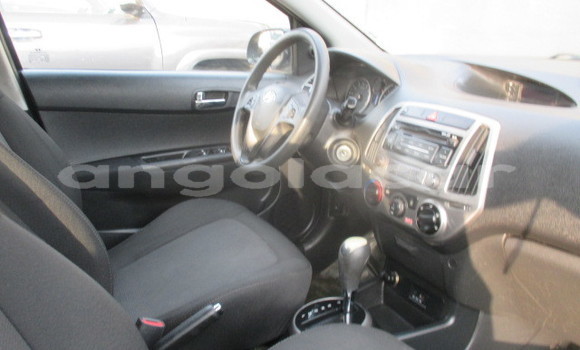 Comprar Usado Hyundai i20 Prata Carro em N'zeto em Zaire Comprar Usado Hyundai i20 Prata Carro em N'zeto em Zaire