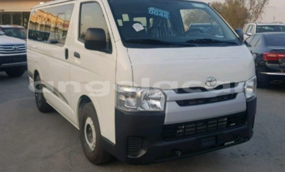Comprar Usado Toyota Hiace Branco Carro em Luanda em Luanda Province