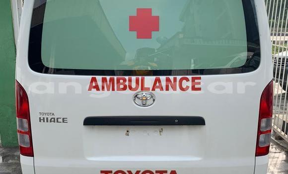 Comprar Usado Toyota Hiace Branco Carro em Moçâmedes em Namibe Province Comprar Usado Toyota Hiace Branco Carro em Moçâmedes em Namibe Province