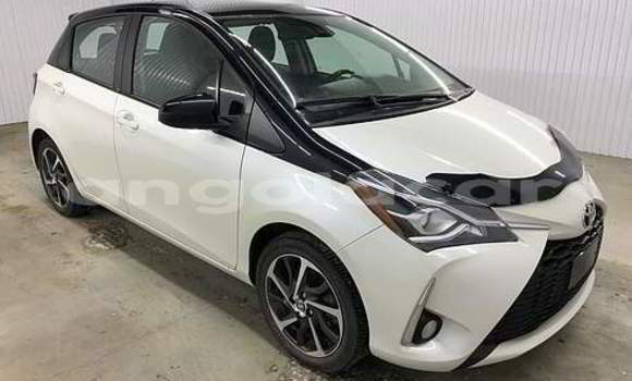 Comprar Usado Toyota Yaris Branco Carro em Soyo em Zaire