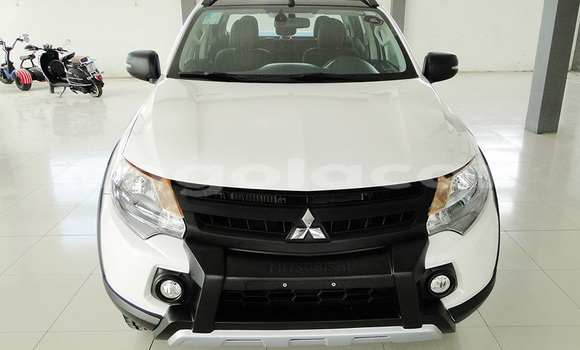 Comprar Usado Mitsubishi L200 Branco Carro em Luena em Moxico
