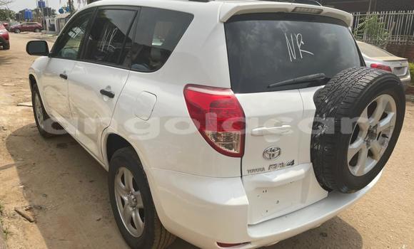 Comprar Usado Toyota RAV4 Branco Carro em N'zeto em Zaire Comprar Usado Toyota RAV4 Branco Carro em N'zeto em Zaire