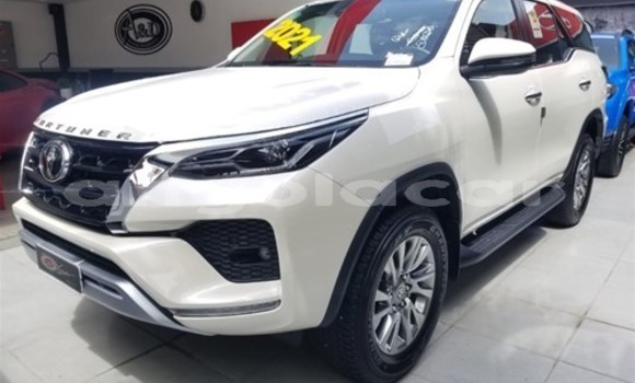 Buy Used Toyota Fortuner White Car in Luanda in Luanda Province